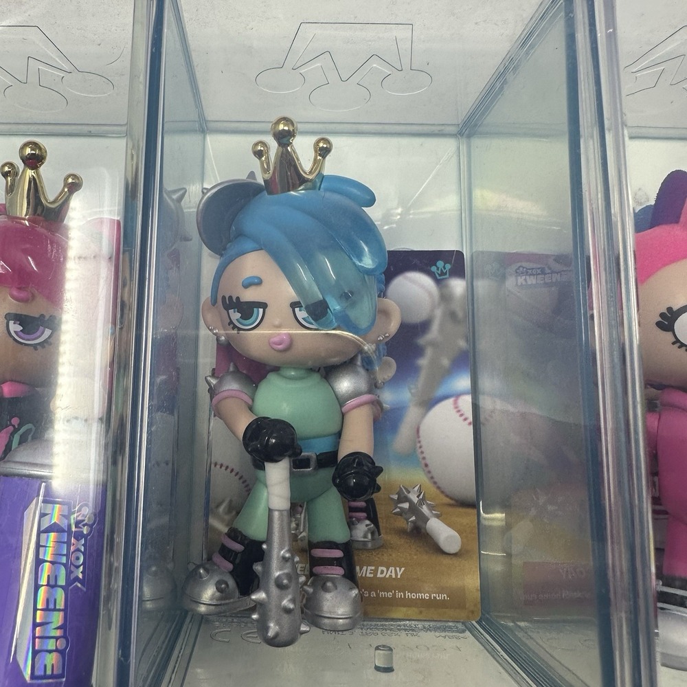7  XOX Kweenie figurine dolls with cases and cards. - Picture 6 of 8